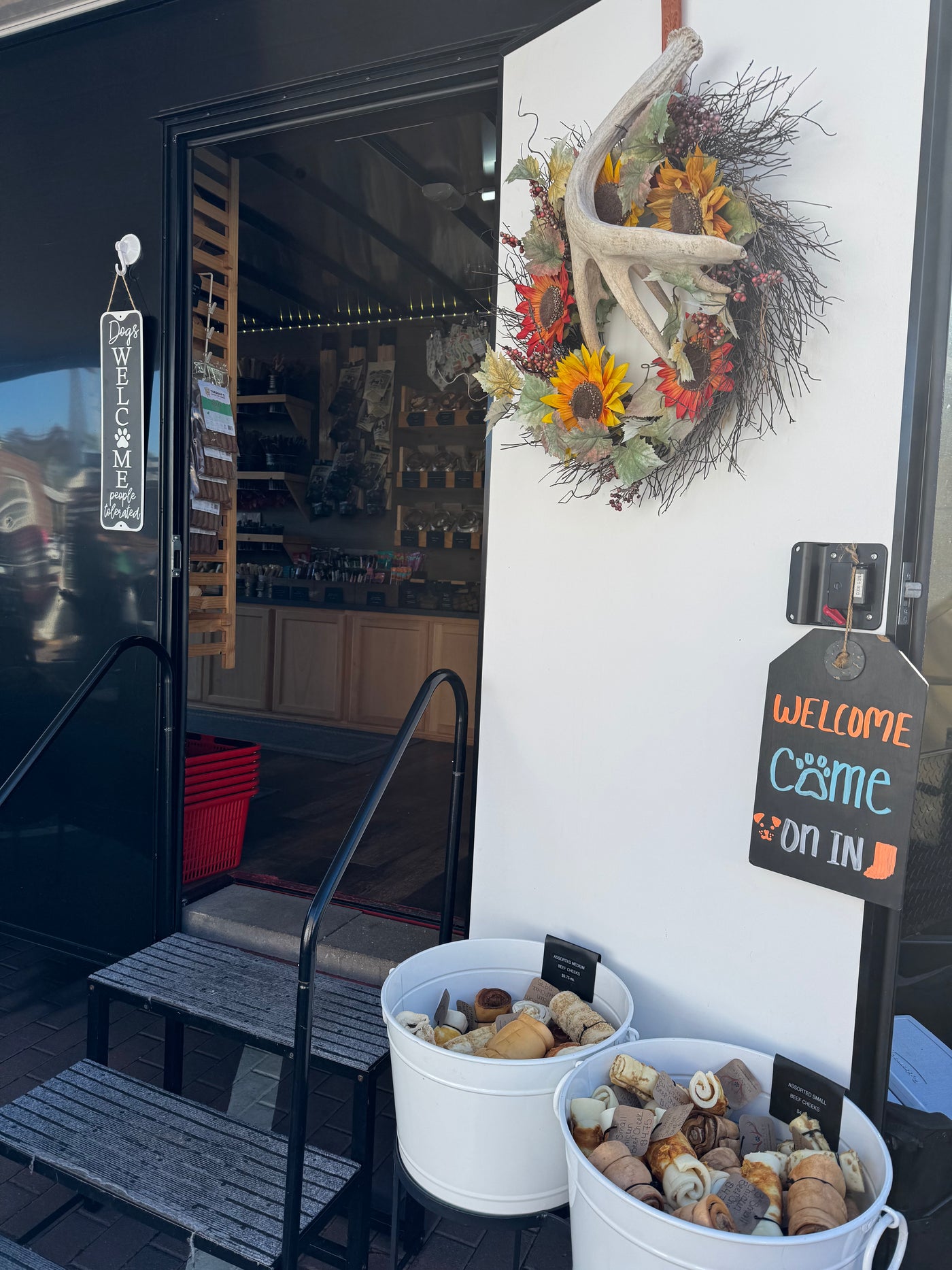 Where every2 & 4 legged customers are welcomed.
